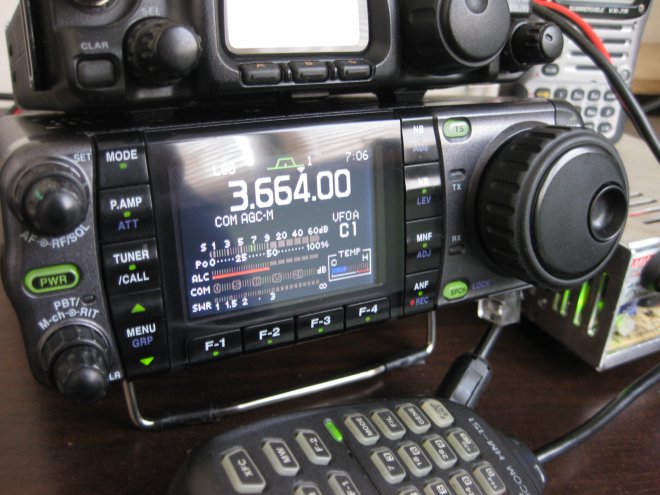  Icom IC-7000 .      ,    