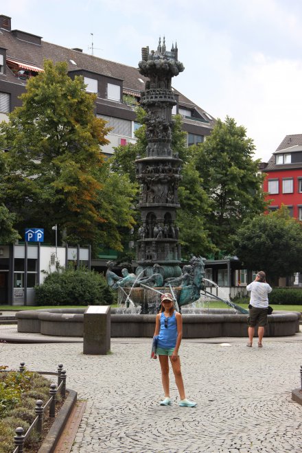       ,      ,     .        Josef-G&#246;rres-Platz     (Historiensaeule),    ,  2000 ,      