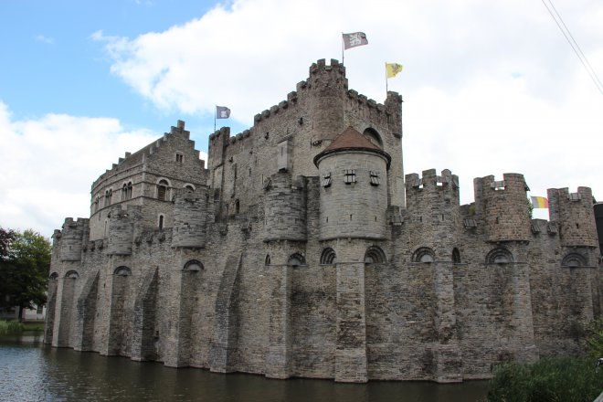       (Gravensteen) -   XII ,         , ,     