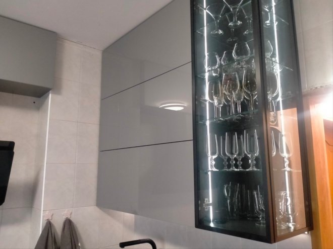     18 2  0.8 +  ,   38   Niemann   Blum     Blum  Gola  +        + ϳ  Blum Aventos HF Top Inoxa