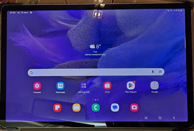 ������ ������� Samsung Galaxy Tab S7 FE (������ SM-T733) � �������� ����� � ���������������� ��������, ������ � ���� �� � �������� �����. ������ �������� �� ������ �� ������, ������� ����� ����� �� ���� (�� 13 ����� ��������� ������������)