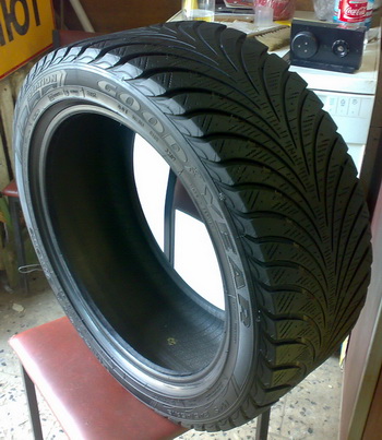    GoodYear Ultra Grip Extreme 245/45 R18, 600 .