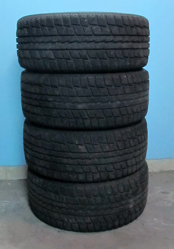   235/45 R17 Dunlop Granspic DS2.  4