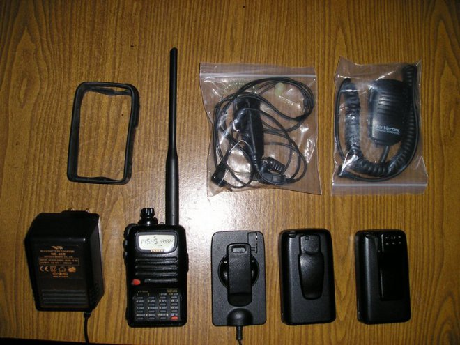 ������ YEASU FT-50R(��������� �����, ������� �������� �������� MIL-STD 810D/E) � �������������� FNB-47(7,2�, 1200��, �����)- 2 ��., FNB-41(9,6�, 600 ��, "���������")- 1 ��