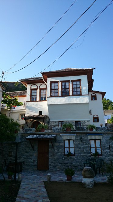 Hotel Gjirokastra (  30  c ,     )         .