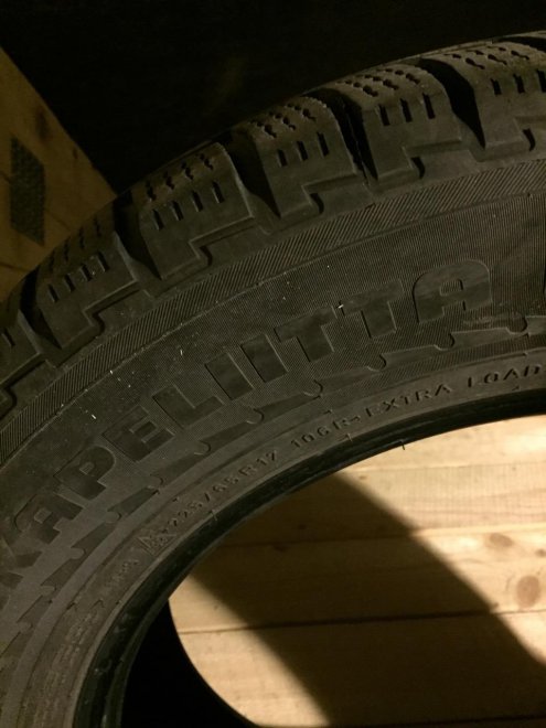   Nokian Hakkapelitta R 225/65 17  .