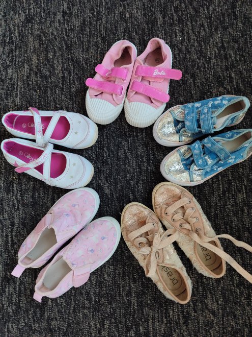 Продам взуття на дівчинку є різні розміри і ціни Ціна мокасинів , кросівок 150 грн Розмір 27-28