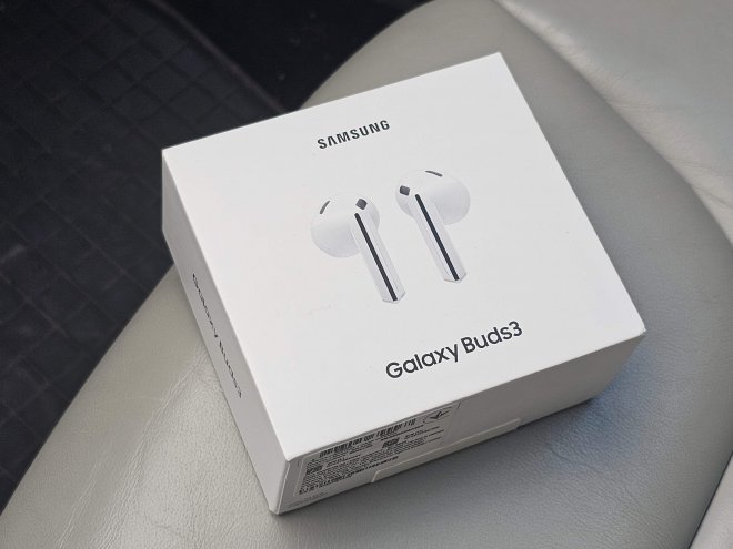 ������ ��������� ��������� Samsung Buds 3 �����, ����� ��� ������ ��� AirPods 3, �� ����������� �� ����. ����� ������� ����� �� ����, �� ������� ����������