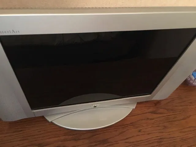 �� , ������� ��������� + �����/ ���� , ������, �����������JVC LT-20E50SU � ��� ���������� 20-�������� (51 ��) ��-��������� � �������� ������ 4:3, ���������� � �������� 2000-� �����. �� ���������� ����������� 800x600 ��������, ���������� ���������� PAL/SECAM/NTSC, �������� ������� ������ (AV, SCART, VGA) � ������������ �� ������������� �� ����� ��� � ��������� ��������