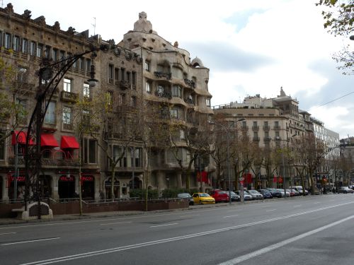 ����� ������� ����� ��������� � ���� ���� (La Pedrera), ������� ����� Diagonal. �������� �����������