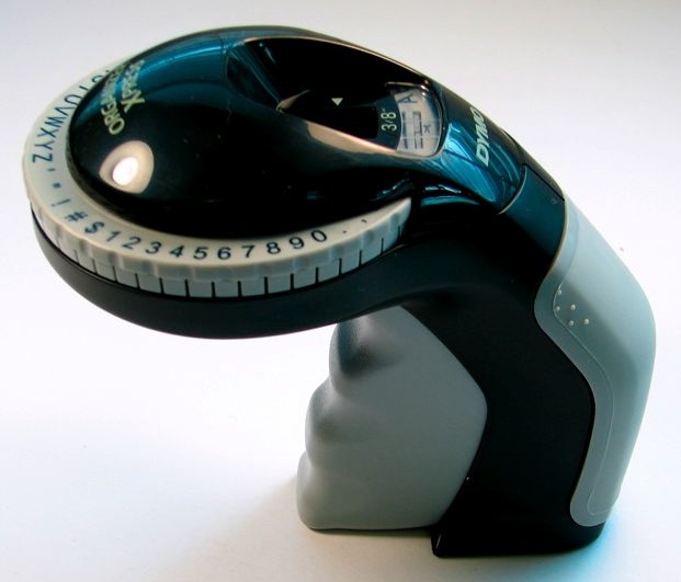 Например, ручной принтер DYMO Label Buddy Embossing Labelmaker или подобный.