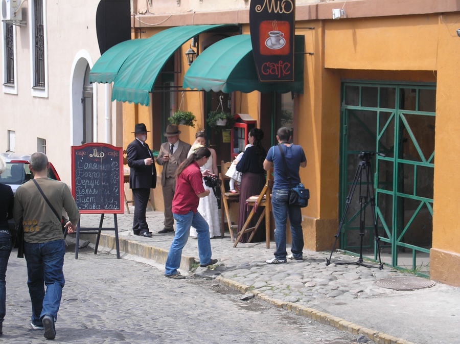 �������