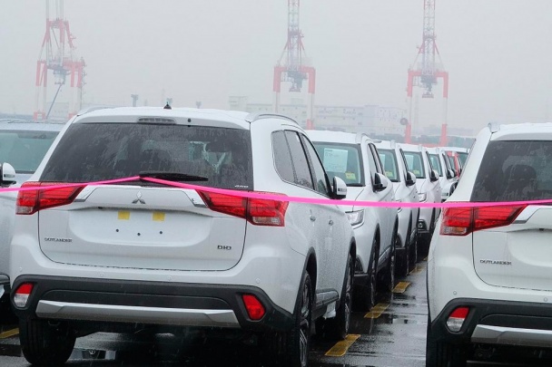   Mitsubishi Outlander   .              