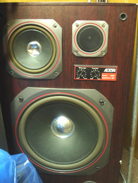   .+ -Natomiast nabytek :ZgB-110-8-684 cymi parametrami: Moc znamionowa: 110W Moc muzyczna: 150W Pasmo przenoszenia: 35-18000Hz Impedancja: 8 Efektywno:92dB Masa: 28kg