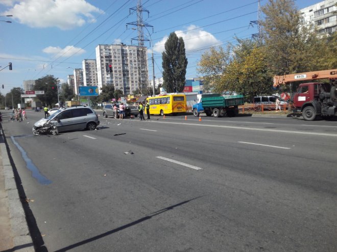 Перекрыто движение, осталась 1 полоса в сторону Газопроводной.
